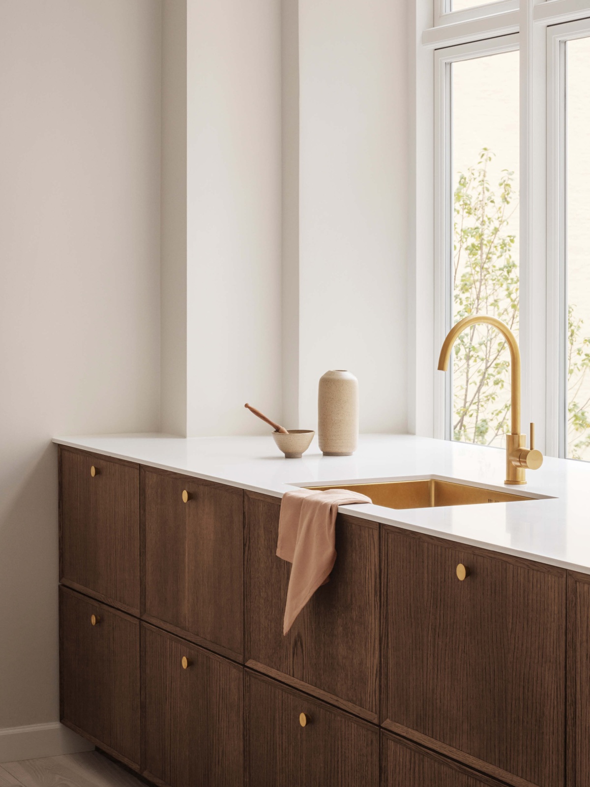 FRAME kitchen in dark oak with brass handles