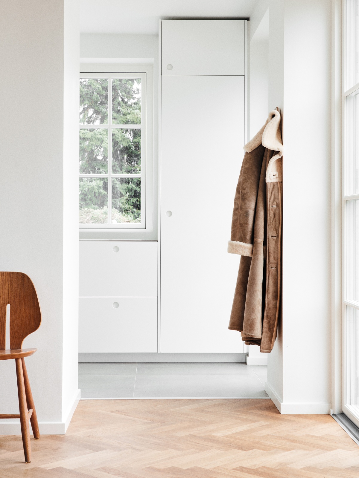 BASIS with painted fronts and handles in white