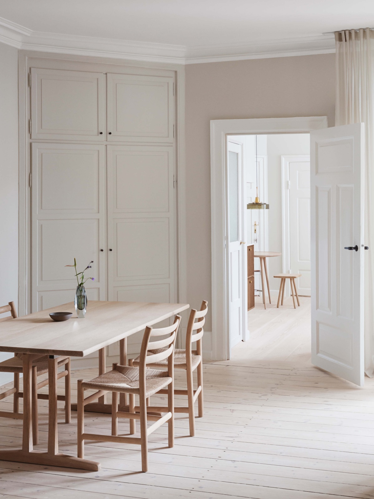 FRAME kitchen in dark oak with brass handles