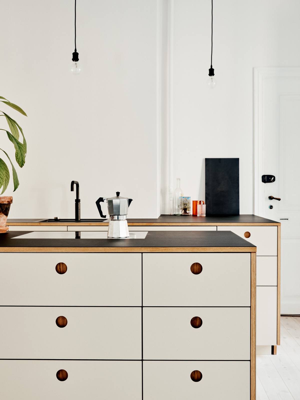BASIS kitchen with fronts and countertop in linoleum