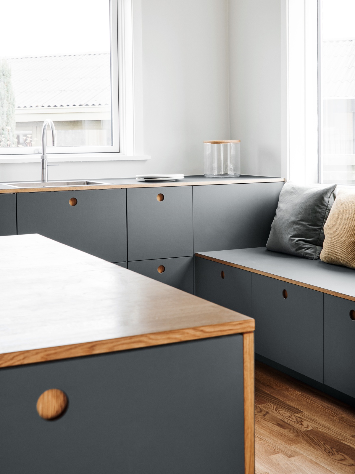 BASIS kitchen in linoleum and oak