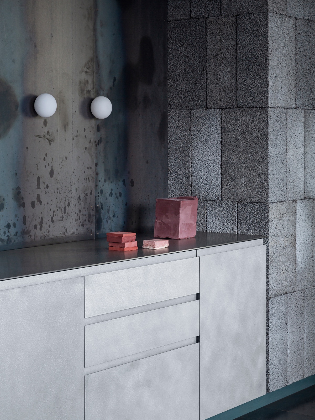 PLATE kitchen in brushed steel