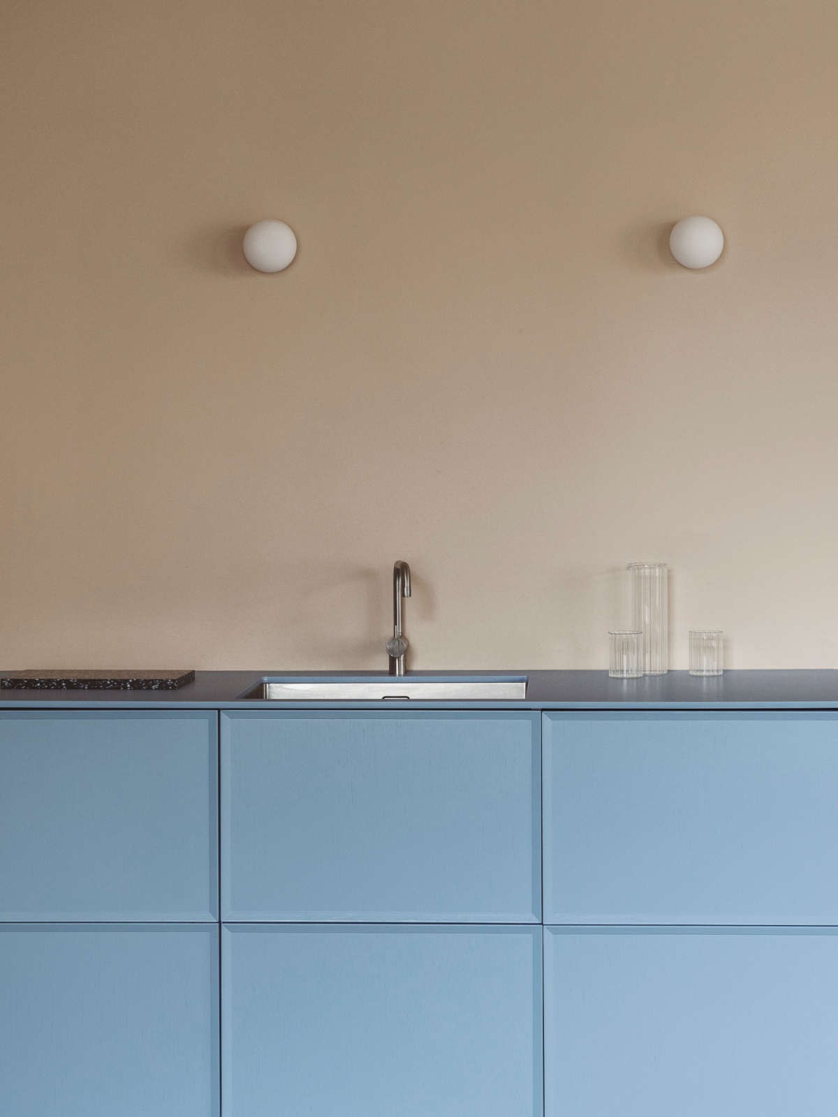 Kitchen cabinets with blue FRAME fronts
