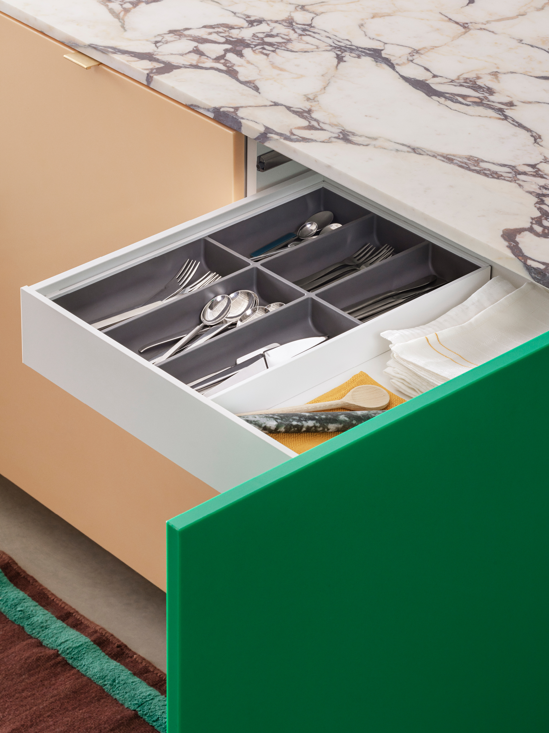 Cutlery insert in white drawer