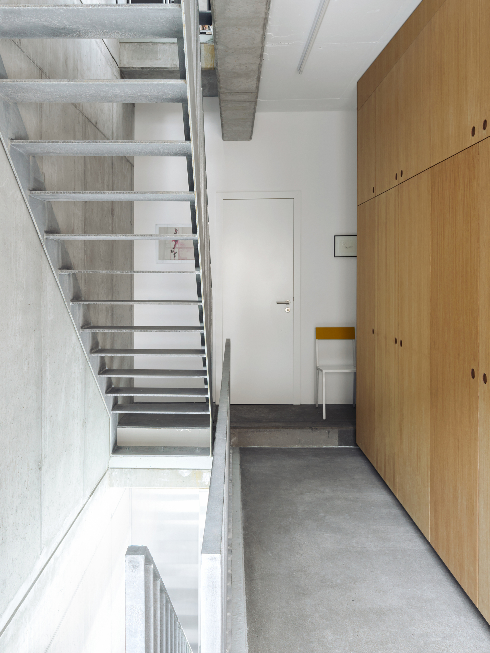 Kleiderschrank mit Holzfronten