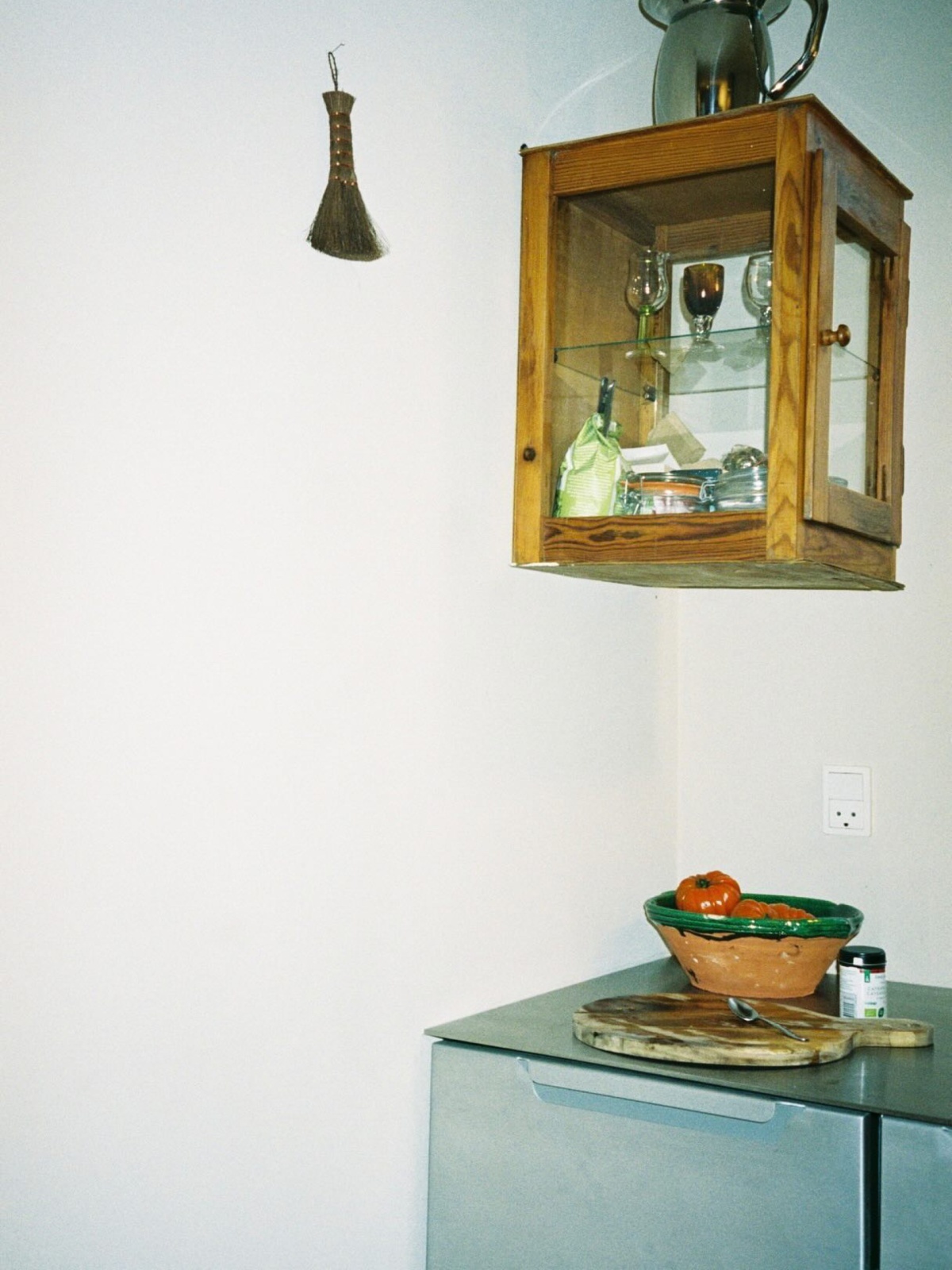 Hanging glass showcase